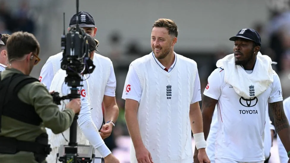 Dan Lawrence Shines as Rain Frustrates England’s Progress at Lord’s